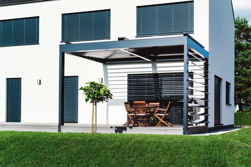 Añade comodidad a los espacios exteriores con persianas motorizadas